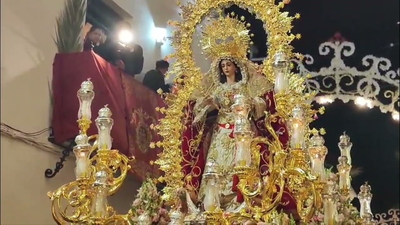La Virgen de la Soledad, por la calle Santiago de Hinojos, el Domingo de Resurrección de 2025