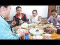 請舅舅吃飯，看看媳婦準備啥好吃，滿滿一桌硬菜 | Guests at home to see what to prepare, a table full of hard dishes