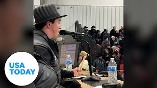 Fast-talking auctioneer speeds through bids during Ohio horse auction | USA TODAY