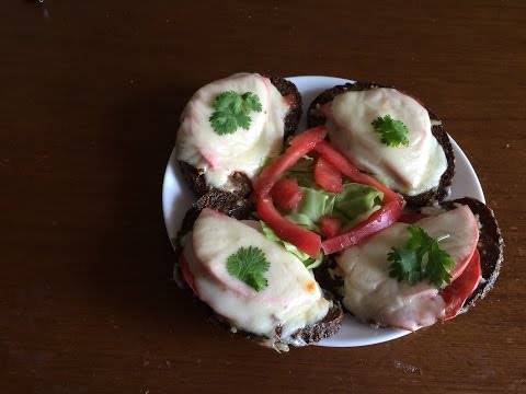 Видео рецепт Бутерброды с колбасой и помидорами