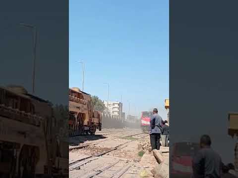 دخول مفاجئ للقطار أثناء انشغال عمال السكة الحديد بأعمال الصيانة بالمزلقان