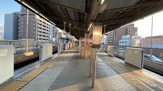 大阪メトロ御堂筋線東三国駅、両側ホームに可動式ホーム柵設置のみ完了した駅構内の様子