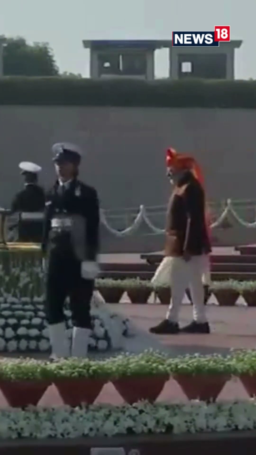 PM Modi Pays Homage To Fallen Soldiers At National War Memorial In Delhi | N18S #republicday