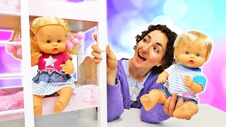 Nuovo letto per i gemellini Nenuco! Giochi con le bambole per bambini. Video per i bambini piccoli