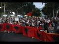 Ç Ndodh Sot Në Tiranë E Fier 100 Mijë A 2000 Protestues Taulant Balla Sherr Me Senatorin E SHBA 