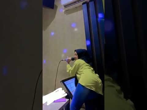 Tante hijab goyang sambil karoke🥵