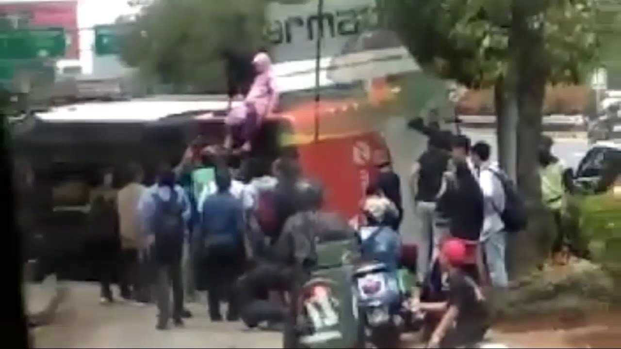 Bus TransJakarta Terguling di Jl. Gatot Subroto