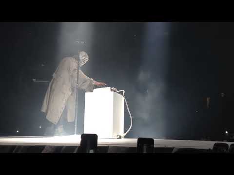 KANYE FARTS LIVE (really funny haha)