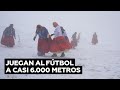Mujeres indígenas juegan a fútbol a casi 6.000 metros de altura