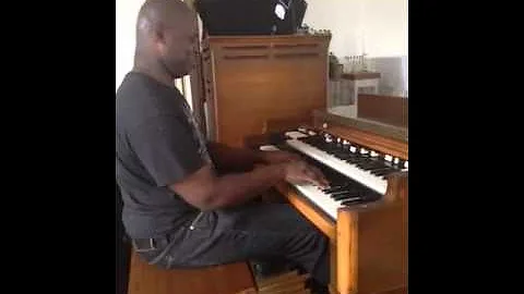 Raymond Bonner on the Hammond B3 having fun ( A Mu...
