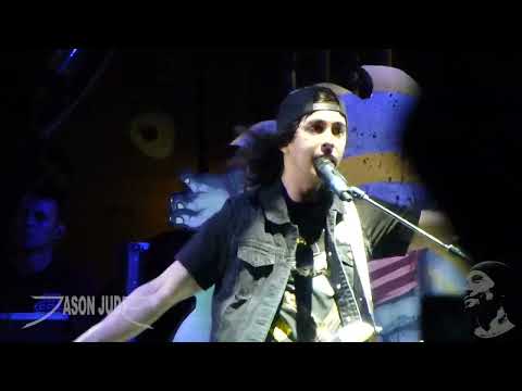Pierce The Veil - Besitos [HD] LIVE 4/13/2013