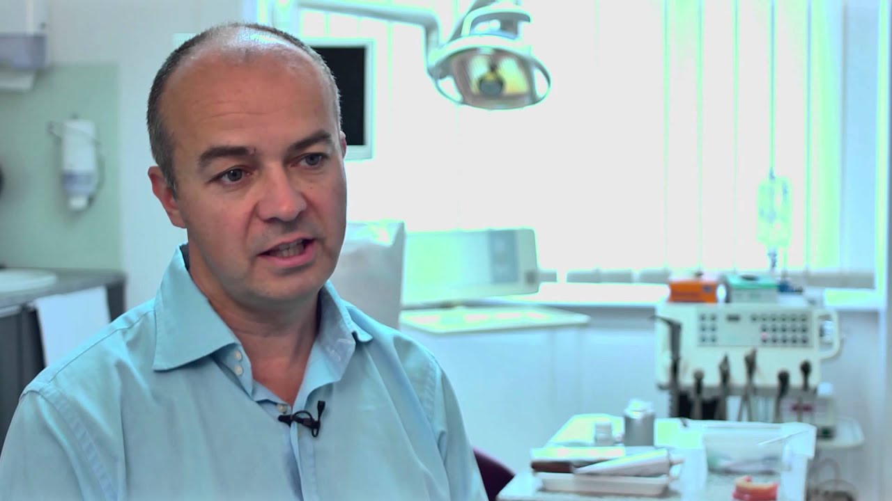 Műfogsor rögzitésés implantátummal