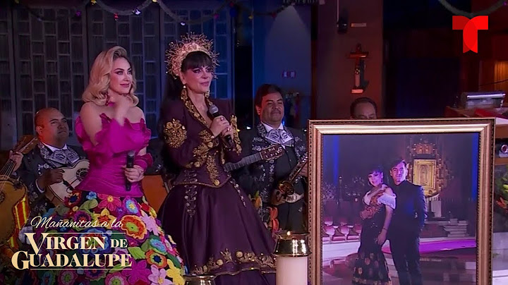 Aracely Arámbula le regala a Maribel Guardia una foto de Julián Figueroa | Telemundo Entretenimiento