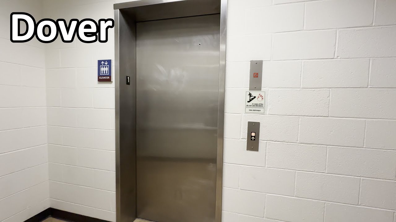 Гидравлический подъёмник Dover 1990-х годов в Duncan Hall — колледж Western Community College в В...