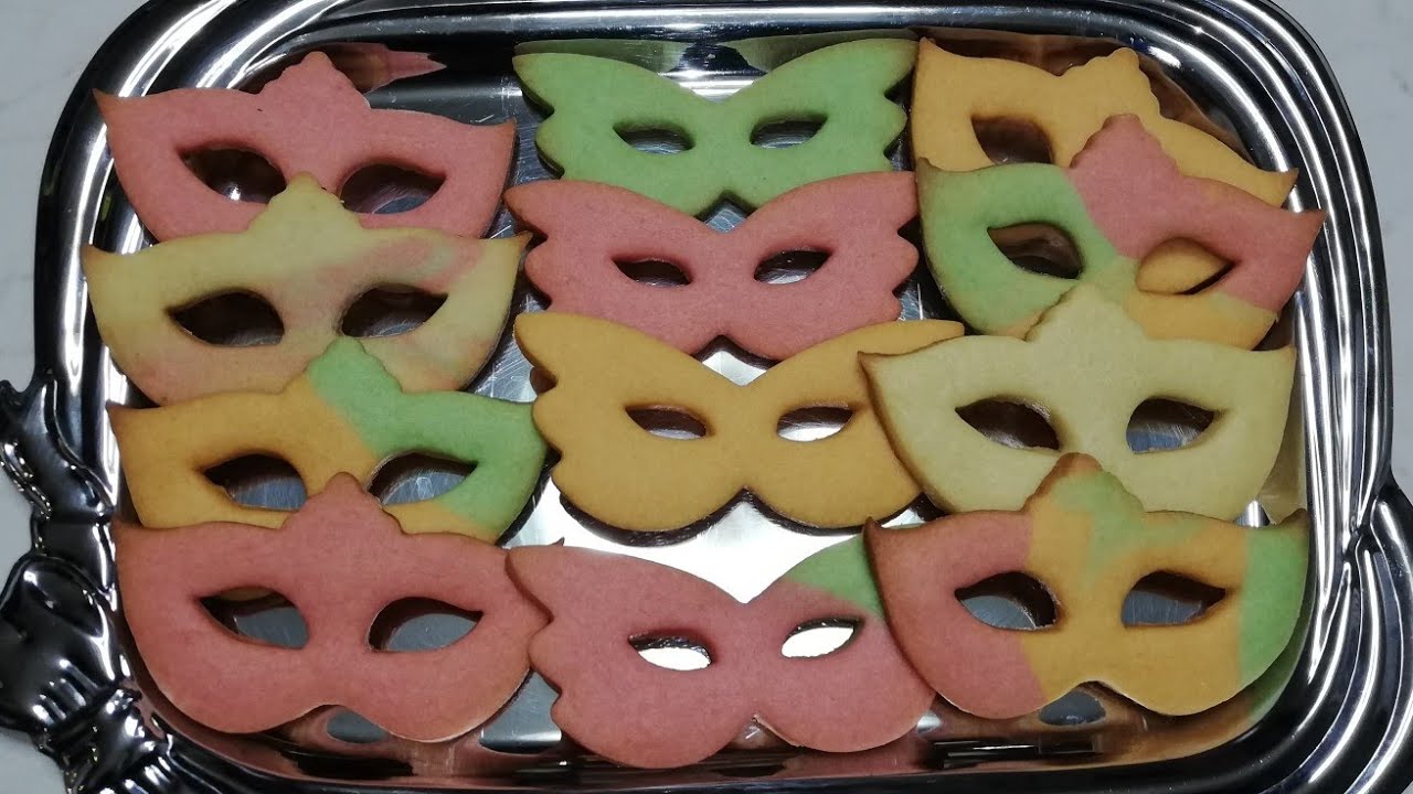Biscotti di Carnevale: maschere di pasta frolla decorate