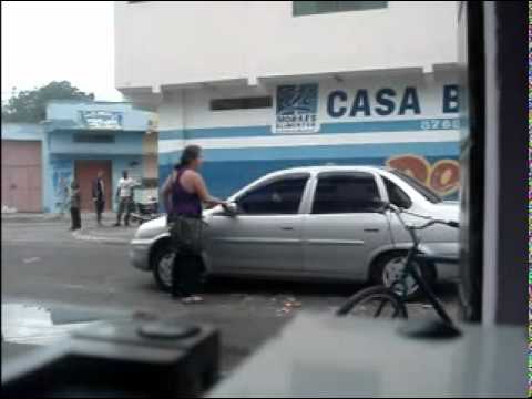 ESPOSA DESCOBRE A TRAIÇÃO DO MARIDO E DESTROI O CARRO