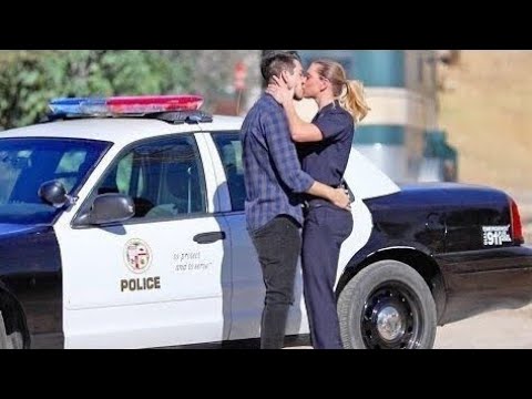 الشاب الأمريكي الذي يقبل شرطيات بدون حشمة رائع لا يفوتكم