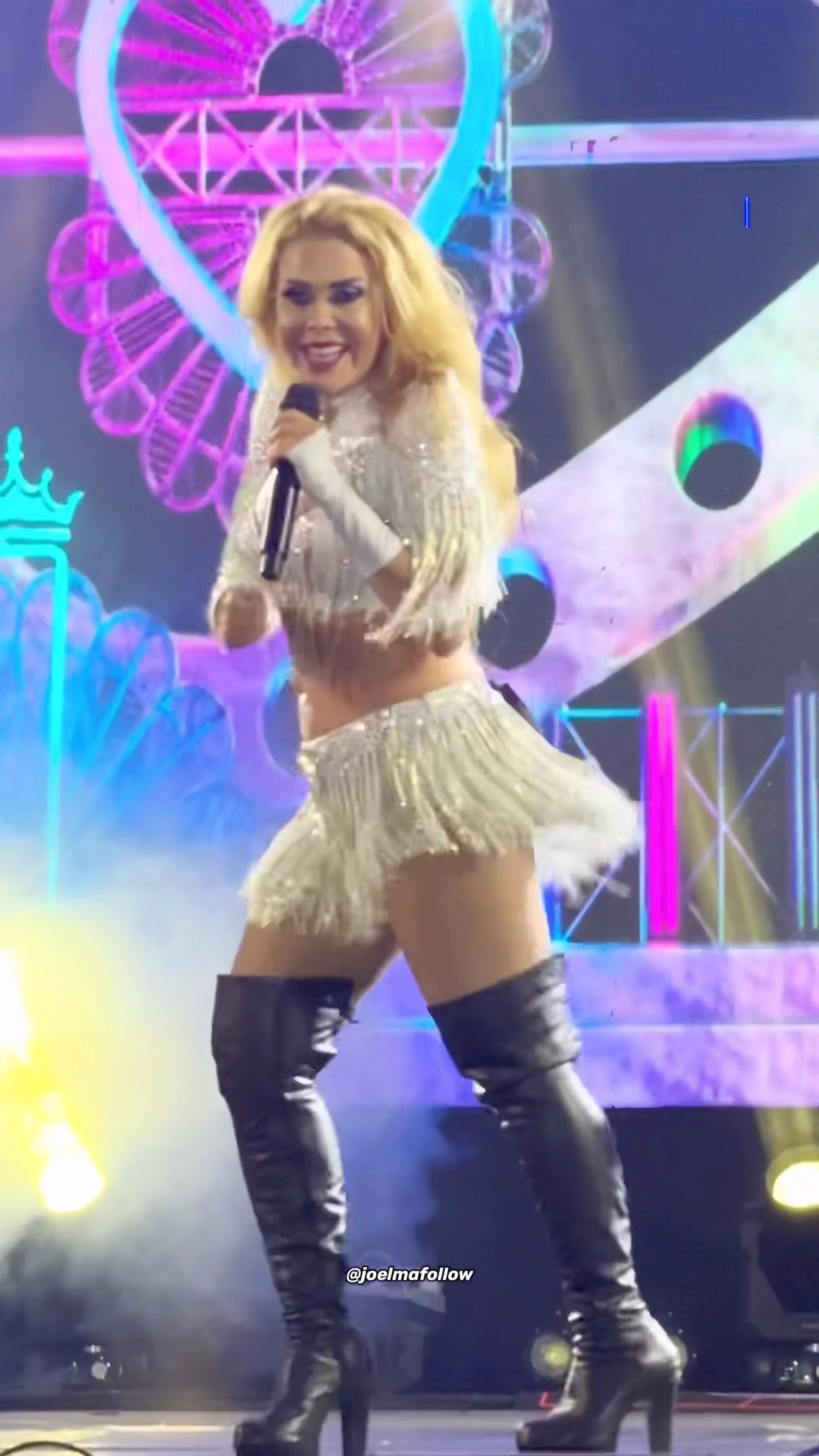 Joelma cantando Aquele Alguém feat. Zaynara