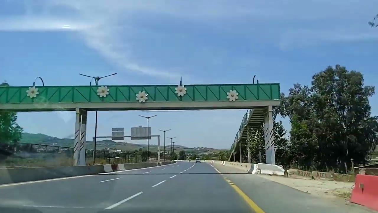 Ensemble sur le trajet reliant Azazga à Tiziouzou longeant la rive du Sebaou