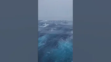 إذا كانت هذه هيبة البحر فماذا بهيبة خالقها 