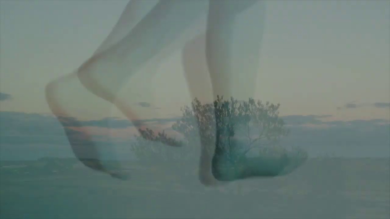 Victoria Hume - 'Desert' (Official Video) auf YouTube ansehen Victoria Hume - 'Desert' (Official Video) auf YouTube ansehen