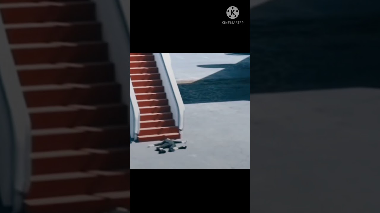 Joe Biden fall steps cade dalle scale