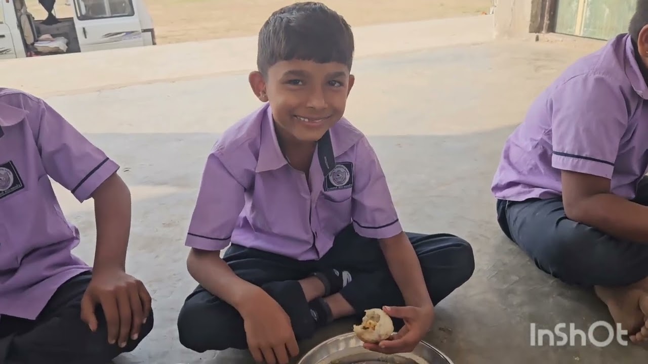 जी. डी. हाईस्कूल,  विसनगर के प्राथमिक विद्यालय के बच्चों को पानीपुरी खिलाई.