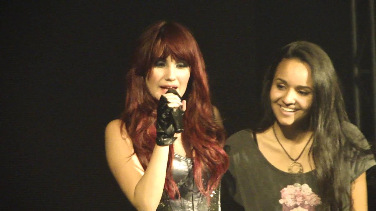 Dulce Maria invita fan para cantar No Pares - Belo Horizonte - Brasil