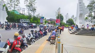 Crowded to the point of full parking 🤩 Eid atmosphere at the Subang and Bandung border monument