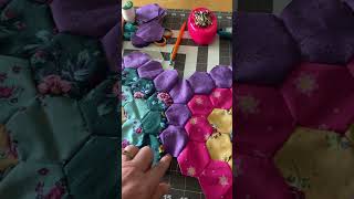 Grandmother’s Flower Garden #quilt #diy #sew  #sewingtips #quiltpattern #sewingtutorial #quiltblock