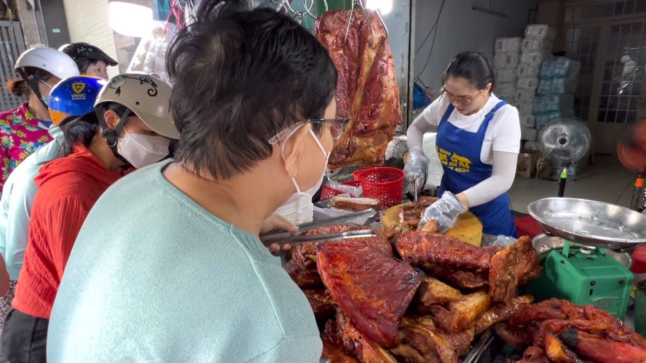 Bất ngờ khách ập đến chen nhau mua heo quay, con dâu bà trùm Kim Mai trở tay không kịp