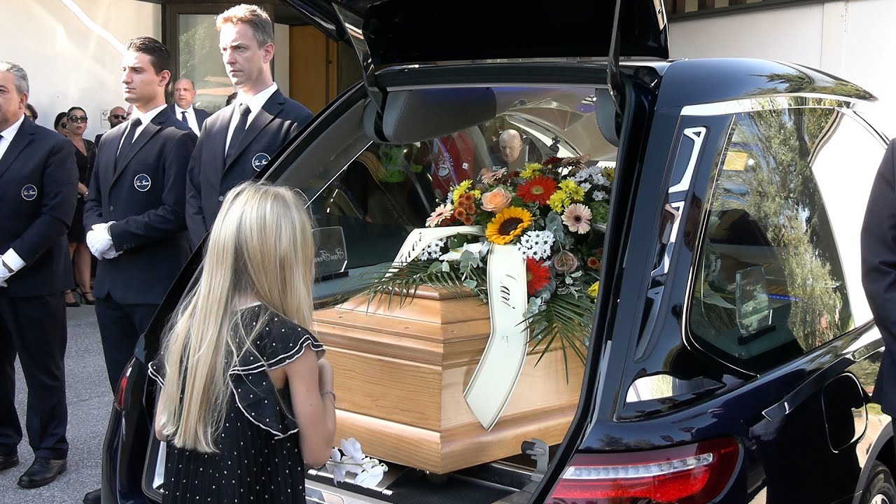 Funerali Emilio Fede, l'arrivo del feretro a Segrate per l'ultimo saluto