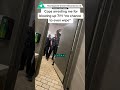 Копы ворвались в туалет и арестовали парня на унитазе