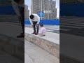 爸爸下樓還得閨女教，幸虧閨女有辦法，真是太操心了!#funny #babygirl #亲子 #cutebaby image