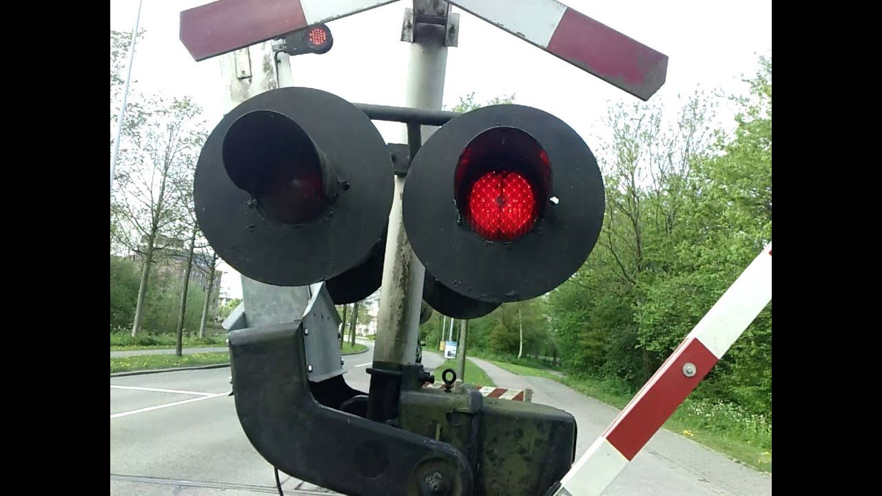 A 2nd retake of the old AHOB railroad crossing with messed up barriers in Hoorn (With steam train!)