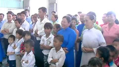 Đức Cha Phaolô Bùi Văn Đọc thăm giáo điểm Cả Nổ 10.2013 (3)