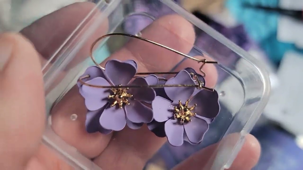 UNWRAPPING BIRTHDAY GIFTS SENT BY AMAZON 