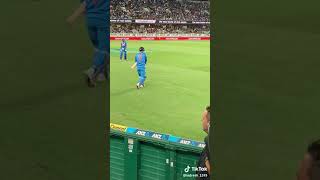 Dhoni dhoni dhoni crowd in the ground 💙