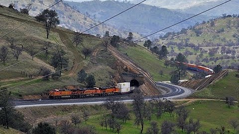 Eastbound BNSF freight train climbs up and through Tehachapi Loop