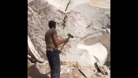 Man split huge rock just by hammering😱