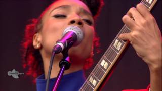 Lianne La Havas speelt Say a Little Prayer op Pinkpop 2016.