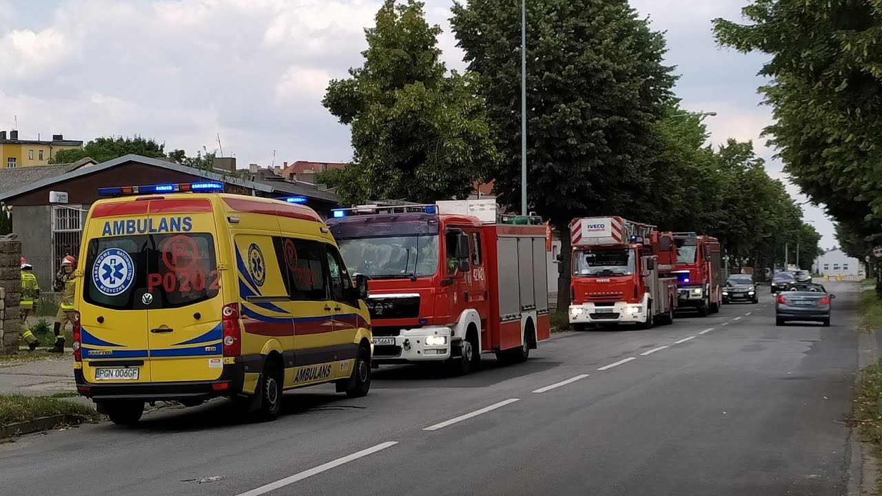 Wyjazd alarmowo zastępów 421[P]21,51,25 z JRG Gniezno do zasłabnięcia w mieszkaniu.
