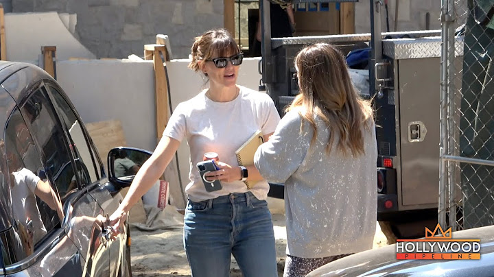 Jennifer Garner checks construction of her farm-style house in L.A.