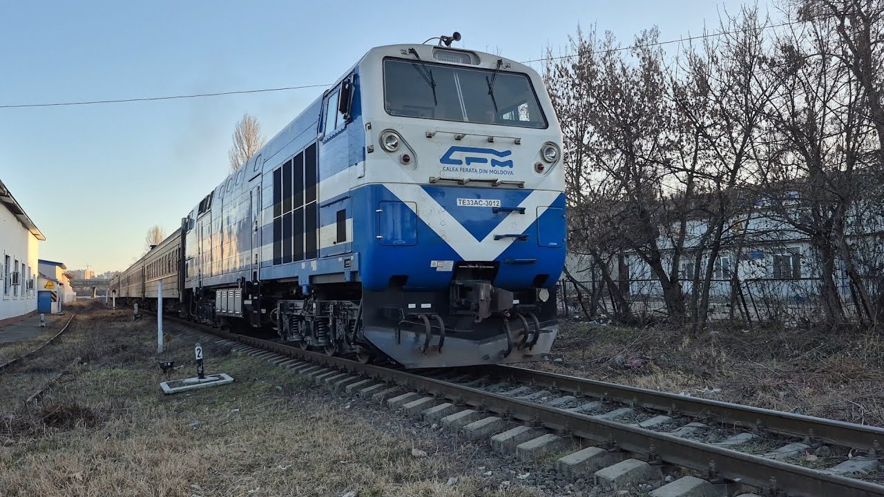 Тепловоз ТЭ33АС-3012 с пассажирским поездом №105 Кишинёв-Бухарест 
