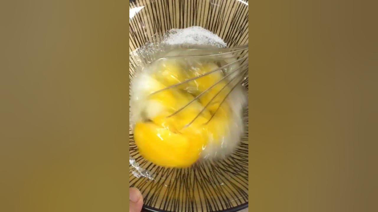 Telur & gula pasir dikocok manual , jadi begini