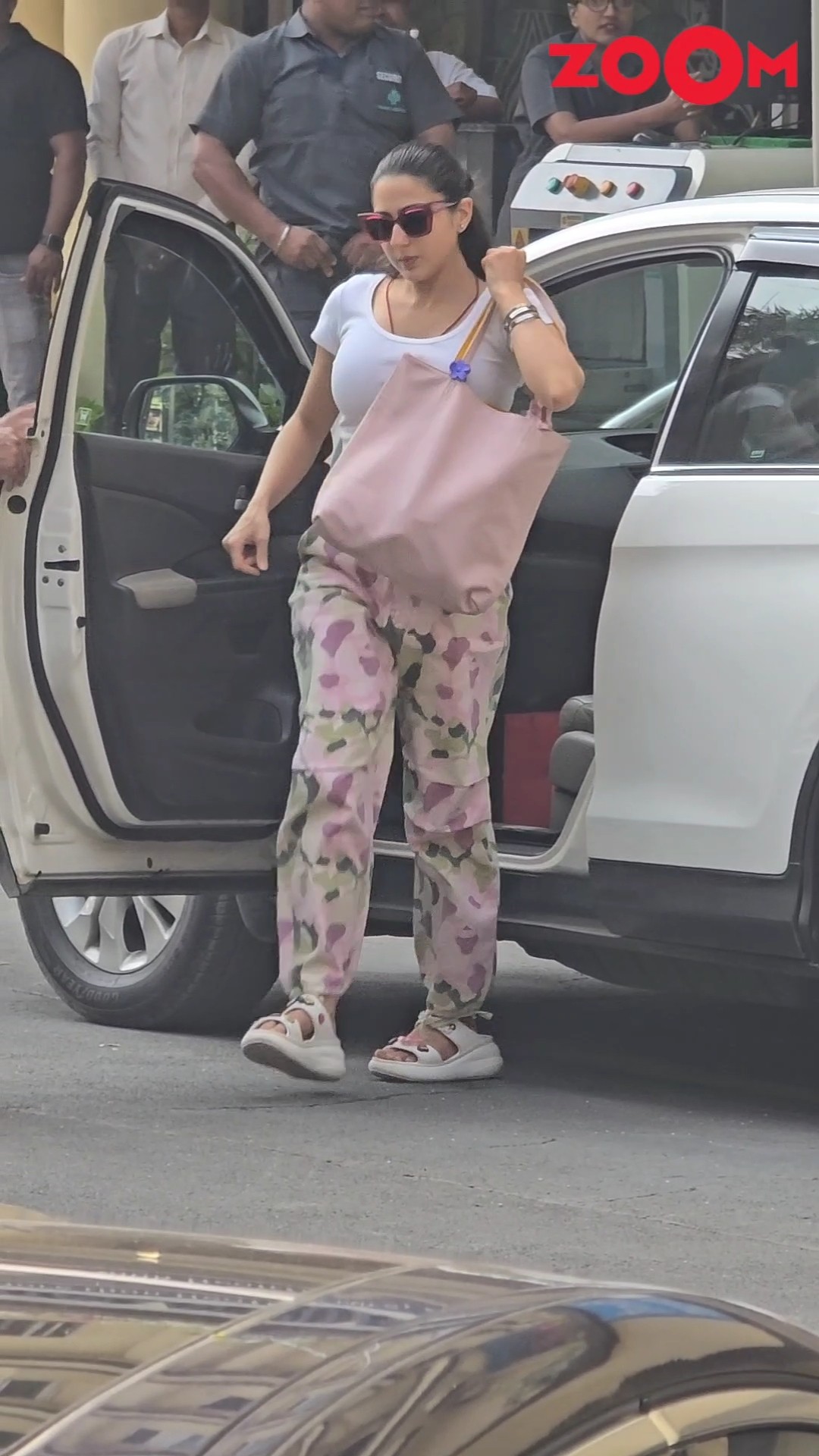 Sara Ali Khan ARRIVES to check on Saif Ali Khan post his surgery after stabbing incident #shorts