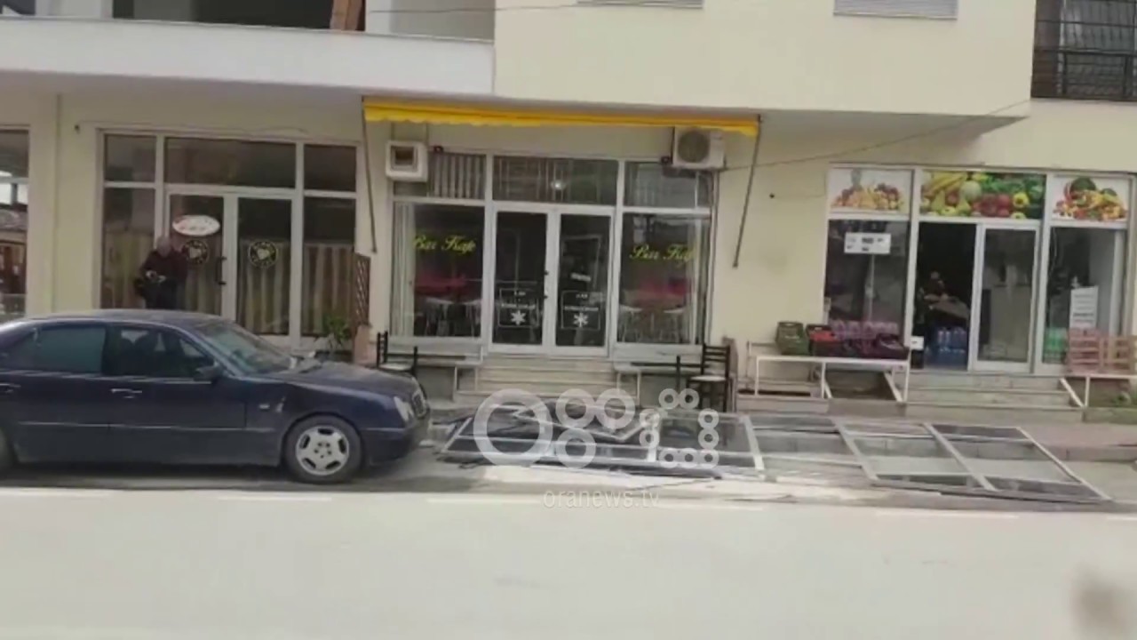 Ora News - Vlorë, po kalonte rrugën, i bie vetrata e xhamit në kokë