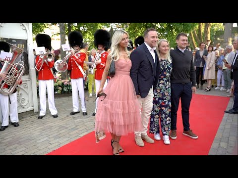 Rød løber - Tivolirevyen har premiere! - YouTube