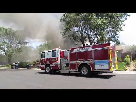 Video: Sacramento Fire Department Pomáha Zachraňovať Vystrašené Somáre Pred Kalifornským Požiarom