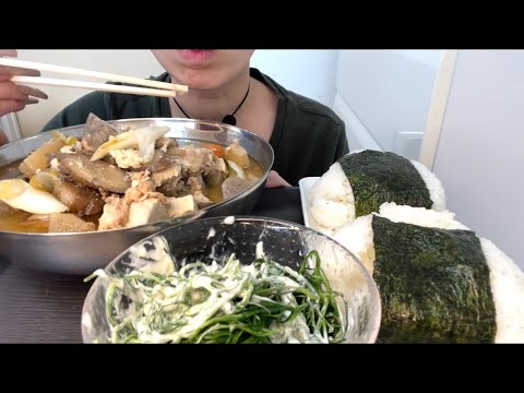 【ASMR 咀嚼音】豚汁とおかひじきと酢飯おにぎり！Miso soup with pork and vegetables vinegar rice rice ball！